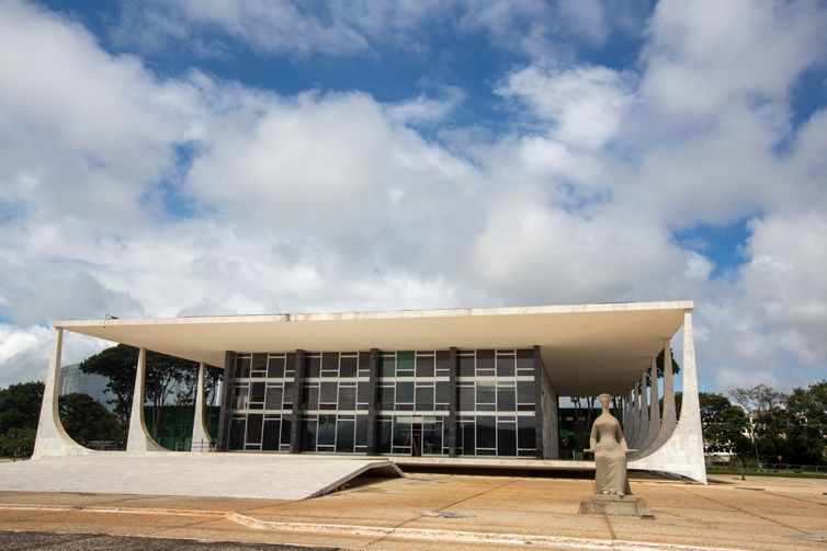 STF Decide que Crédito Presumido do ICMS Não Pode Ser Incluído na Base de Cálculo do PIS e Cofins