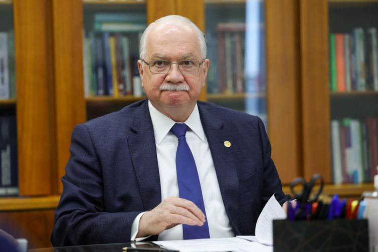 Ministro Fachin se Reúne com a Polícia Federal para Discussão sobre o Caso Master