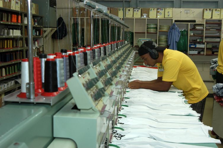 Confiança da Indústria Aumenta em Outubro, Mas Setor Continua Pessimista