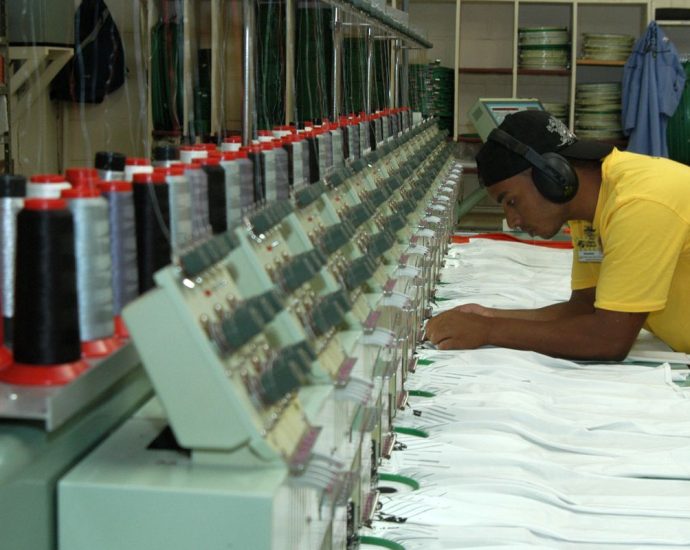 Confiança da Indústria Aumenta em Outubro, Mas Setor Continua Pessimista