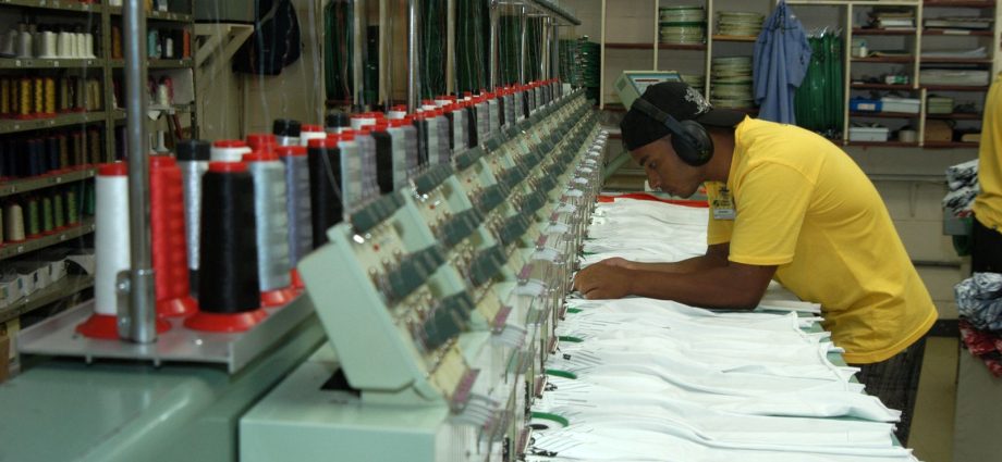 Confiança da Indústria Aumenta em Outubro, Mas Setor Continua Pessimista