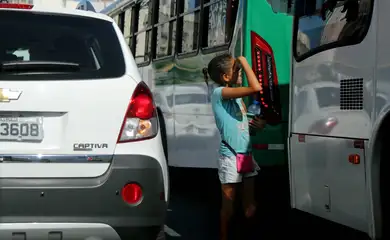Trabalho infantil. young man is seen doing child labor salvador, bahia / brazil - january 23, 2015: Girl looking 12 years old is seen selling mineral water amidst vehicles that drive along Avenida ACM in Salvador BA, an image that refers to child labor. SALVADOR BAHIA BRASIL Copyright: xJoaxSouzax 230115JOA44Z No Use Switzerland. No Use Germany. No Use Austria