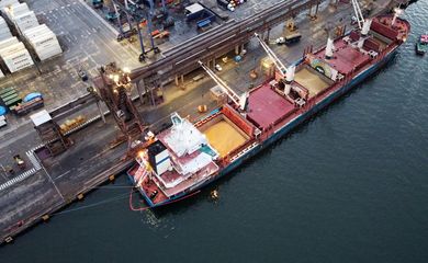 Bulk Carrier 'Discoverer' unloads U.S. soybeans at the port of Paranagua, Brazil, December 3, 2020. Picture taken December 3, 2020. Picture taken with a drone. REUTERS/Rodolfo Buhrer