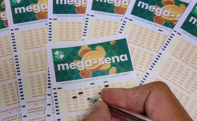 22/06/2023 - Brasília - Mega-Sena, concurso da Mega-Sena, jogos da Mega-Sena, loteria da Mega-Sena. - Volantes da Mega Sena sendo preenchidos para apostas em casas lotéricas da Caixa. Foto: Rafa Neddermeyer/Agência Brasil/Arquivo