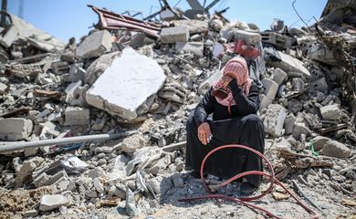 KHAN YUNIS, GAZA - APRIL 07: A woman cries on rubble of a collapsed building after Israeli forces' withdrawal from Khan Yunis, Gaza on April 07, 2024. Israeli Defense Minister Yoav Gallant said Sunday evening that troop withdrawal from Khan Younis city is part of preparations to launch a ground attack on Rafah city in the southern tip of the Gaza Strip. Jehad Alshrafi / AnadoluNo Use USA No use UK No use Canada No use France No use Japan No use Italy No use Australia No use Spain No use Belgium No use Korea No use South Africa No use Hong Kong No use New Zealand No use Turkey