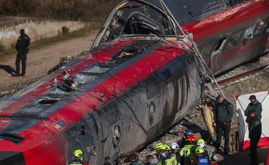 Members of the Spanish Civil Guard, along with other emergency personnel, work next to one of the trains involved in the accident, at the site of a deadly derailment of two high-speed trains near Adamuz, in Cordoba, Spain, January 19, 2026. REUTERS/Susana Vera