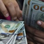 Dólar fecha a R$ 5,446 e tem maior alta semanal desde 2008; Ibovespa cai 18,12%