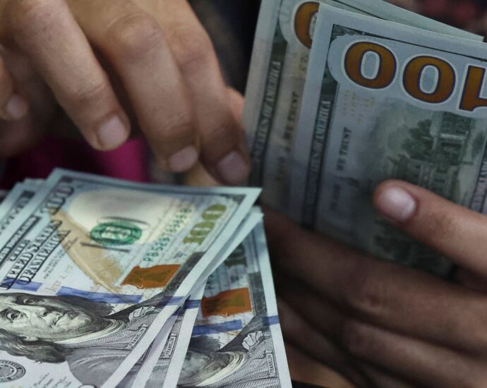 Dólar fecha a R$ 5,446 e tem maior alta semanal desde 2008; Ibovespa cai 18,12%