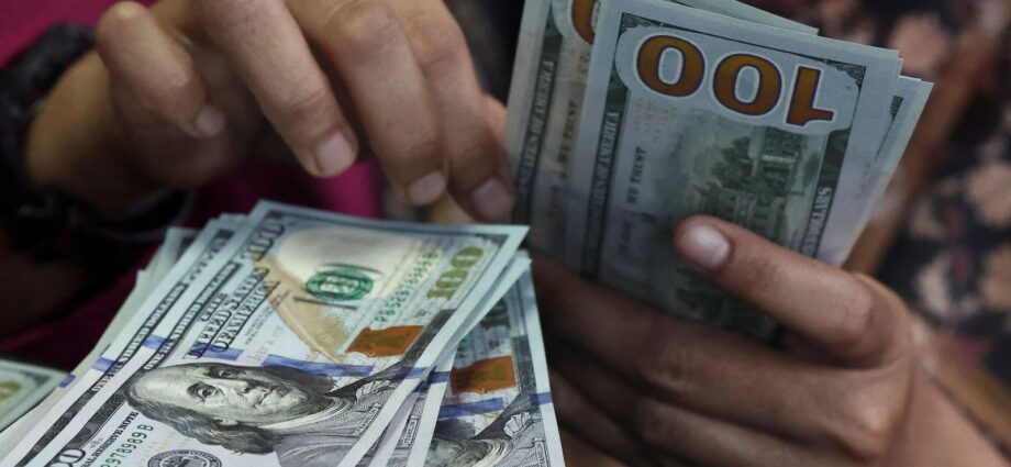 Dólar fecha a R$ 5,446 e tem maior alta semanal desde 2008; Ibovespa cai 18,12%