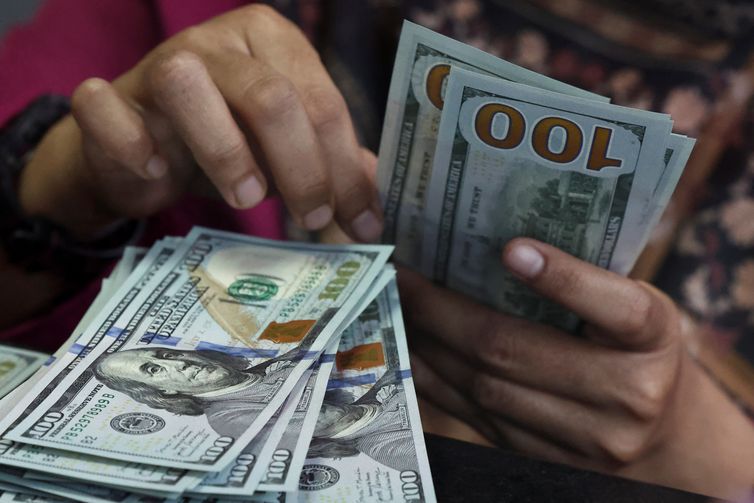 Dólar fecha a R$ 5,446 e tem maior alta semanal desde 2008; Ibovespa cai 18,12%