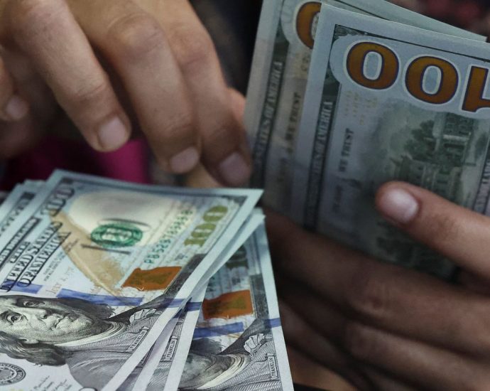Dólar Fecha Abaixo de R$ 5 pela Primeira Vez Desde Maio