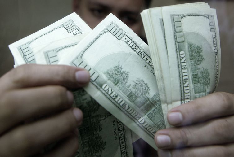 Dólar cai para R$ 4,98 e Ibovespa atinge novo recorde