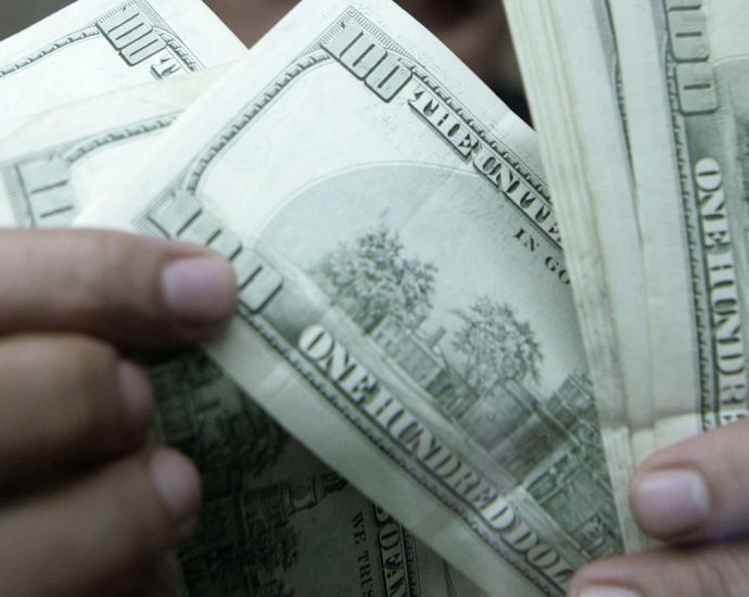 Dólar cai para R$ 4,98 e Ibovespa atinge novo recorde