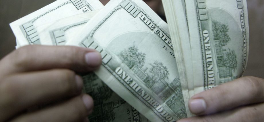 Dólar cai para R$ 4,98 e Ibovespa atinge novo recorde