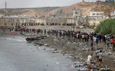 People walk towards the border with Morocco leaving Spain, amid mass crossings of migrants on foot and by sea from Morocco into Spanish territory, in Ceuta, Spain, July 31, 2026. REUTERS/Jon Nazca TPX IMAGES OF THE DAY
