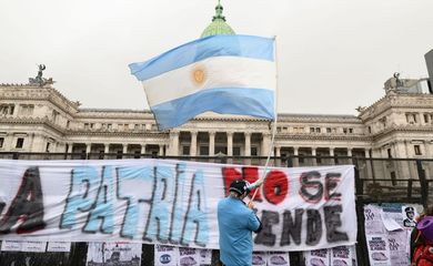 Buenos Aires, Argentina ? In the photos, social, labor, political, and student groups, along with independent citizens, mobilized in Buenos Aires on August 6, 2026, against a controversial bill containing several initiatives regarding private property. The demonstration was called to express widespread public rejection of the chapter on the sale of land to foreigners within the proposed law on the