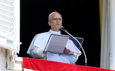 O Papa Leão XIV conduz a oração semanal do Ângelus de uma janela do Vaticano, em 9 de agosto de 2026. Vatican Media/Mario Tomassetti/­REUTERS/Proibida Repodução