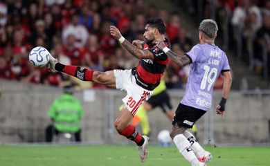 Soccer Football - Copa Libertadores - Quarter Final - Second Leg - Flamengo v Independiente del Valle - Estadio Maracana, Rio de Janeiro, Brazil - September 17, 2026 Flamengo's Joaquin Freitas in action with Independiente del Valle's Layan Loor REUTERS/Ricardo Moraes