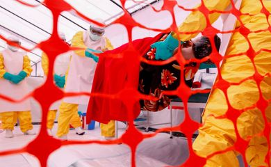 Profissionais de saúde em treinamento sobre Ebola na República Democrática do Congo 5 de agosto de 2026 REUTERS/Thomas Mukoya