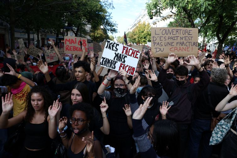 Protestos em Massa na França: Estudantes e Professores Exigem Reformas Urgentes
