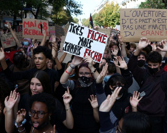 Protestos em Massa na França: Estudantes e Professores Exigem Reformas Urgentes