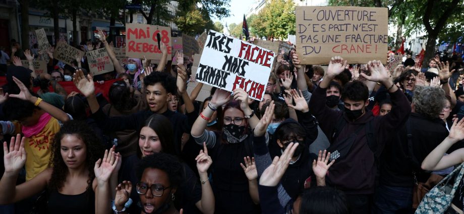 Protestos em Massa na França: Estudantes e Professores Exigem Reformas Urgentes