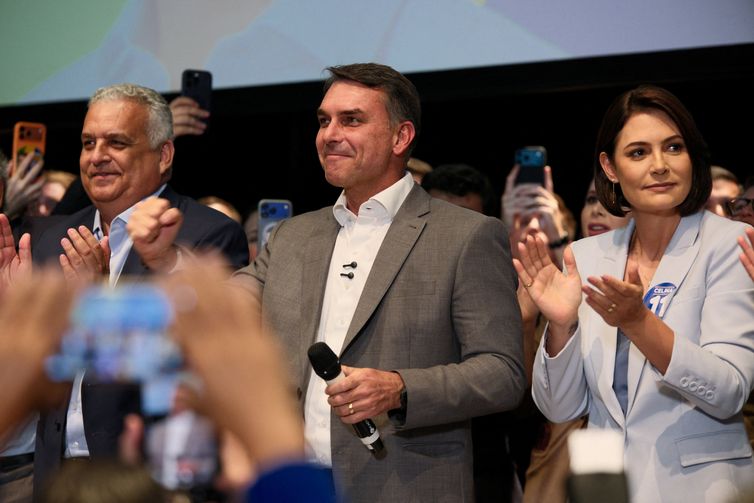 Flávio Bolsonaro Recebe Apoio de Partidos e Defende Mudanças na Constituição