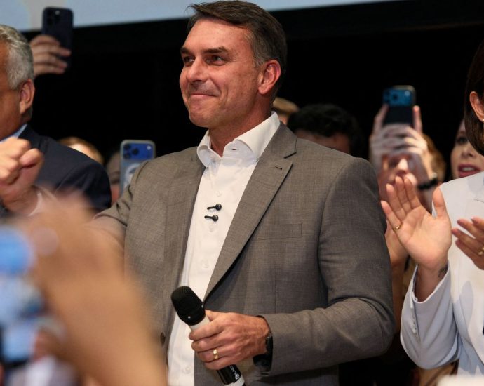Flávio Bolsonaro Recebe Apoio de Partidos e Defende Mudanças na Constituição