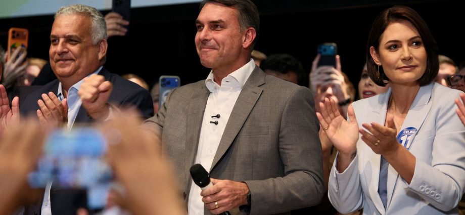 Flávio Bolsonaro Recebe Apoio de Partidos e Defende Mudanças na Constituição