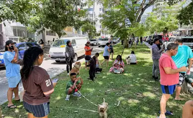 People stand on a street with their pets after an earthquake struck near the southern coast of Panama, in Panama City, Panama, October 9, 2026. Picture taken with a mobile phone. REUTERS/Enea Lebrun