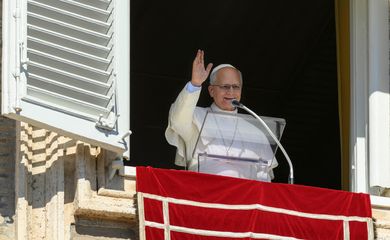 O Papa Leão conduz a oração do Angelus da janela do Palácio Apostólico, no Vaticano, em 11 de outubro de 2026. Vatican Media/Elisabetta Trevisan/­Imagem cedida pela REUTERS