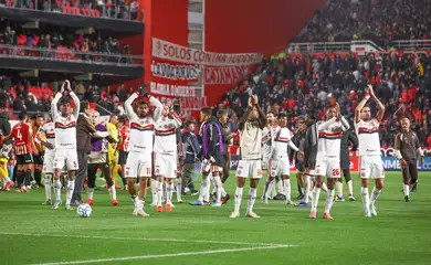 Soccer Football - Copa Libertadores - Semi Final - First Leg - Estudiantes de La Plata v Flamengo - Estadio Jorge Luis Hirschi, La Plata, Argentina - October 15, 2026 Flamengo's Alex Sandro, Lucas Tolentino and teammates acknowledge fans after the match REUTERS/Agustin Marcarian/Proibida reprodução