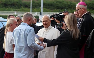 Pope Leo speaks to a Ukrainian family whose daughter is undergoing cancer treatment, as he leaves Gemelli hospital following lung surgery and cancer diagnosis, in Rome, Italy, October 17, 2026. REUTERS/Yara Nardi/Proibida reprodução