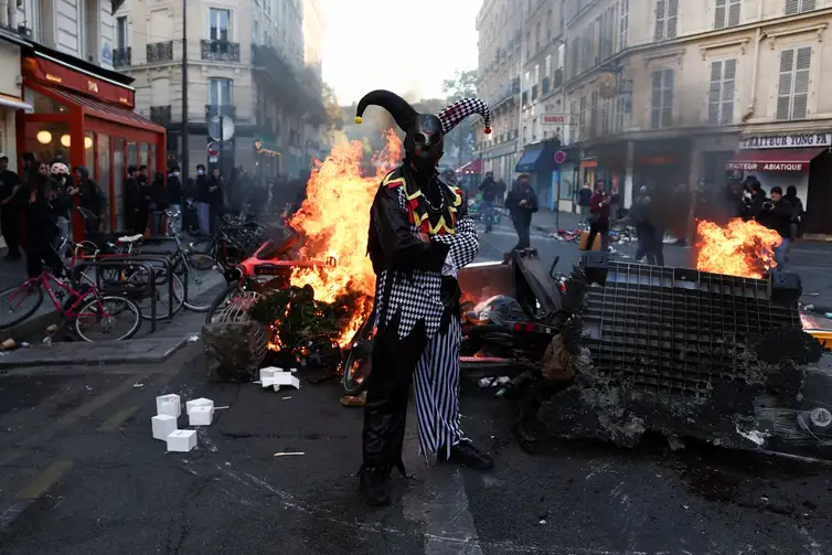 França avalia toques de recolher após fim de semana de protestos, saques e violência