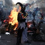 França avalia toques de recolher após fim de semana de protestos, saques e violência