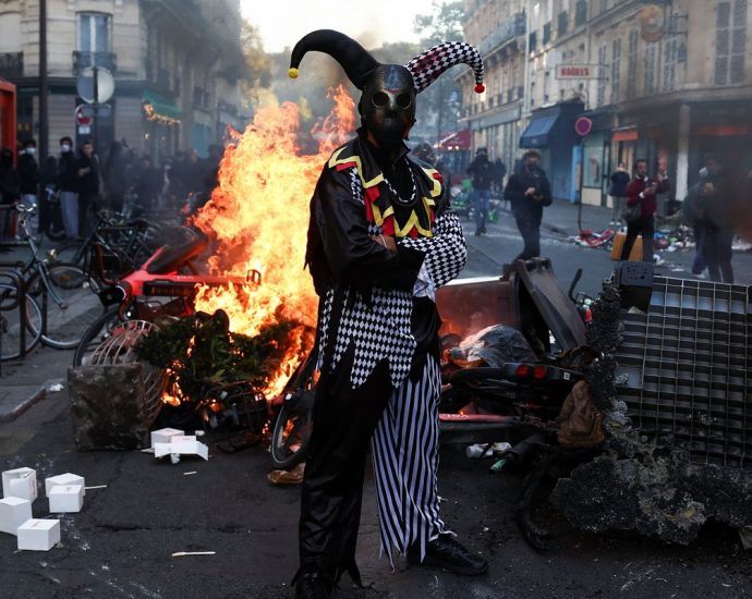 França avalia toques de recolher após fim de semana de protestos, saques e violência