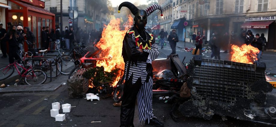 França avalia toques de recolher após fim de semana de protestos, saques e violência