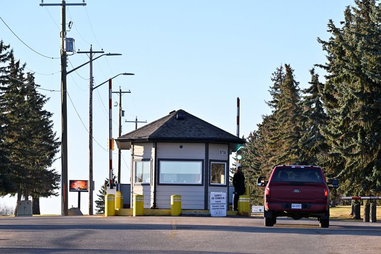Incêndio em Base Militar de Alberta Causa Mortes e Feridos no Canadá
