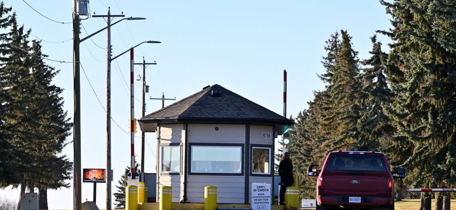 Incêndio em Base Militar de Alberta Causa Mortes e Feridos no Canadá