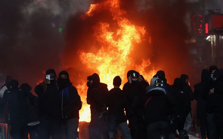 Protestos na França: Tensões aumentam após violência e saques em meio a descontentamento social