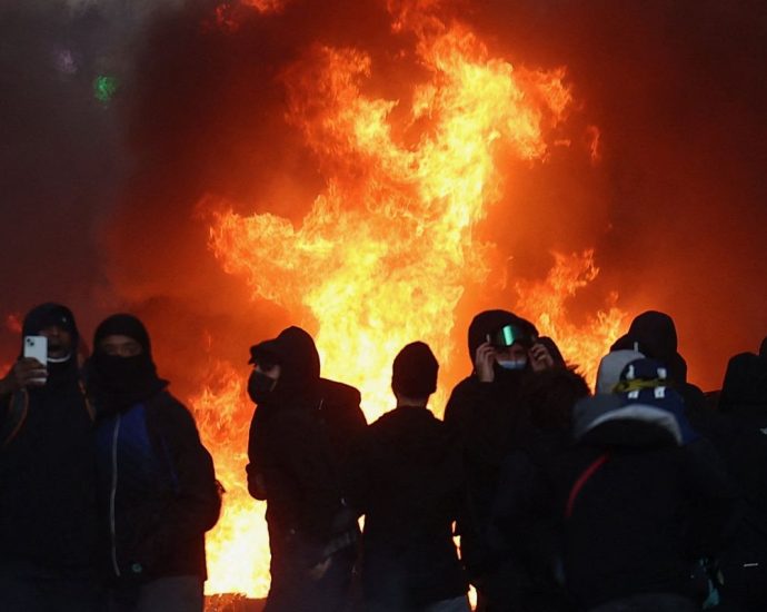 Protestos na França: Tensões aumentam após violência e saques em meio a descontentamento social