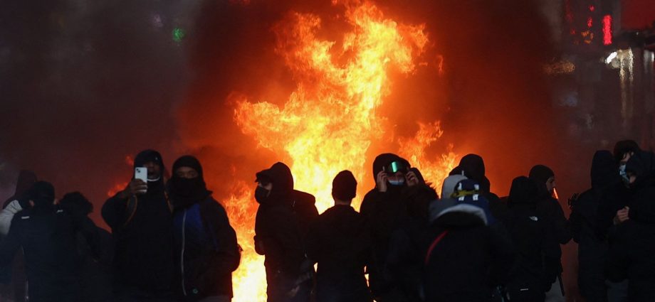 Protestos na França: Tensões aumentam após violência e saques em meio a descontentamento social