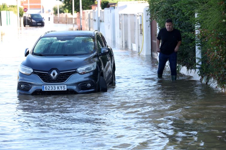 Tempestade Adam deixa pelo menos cinco mortos e provoca inundações na Espanha