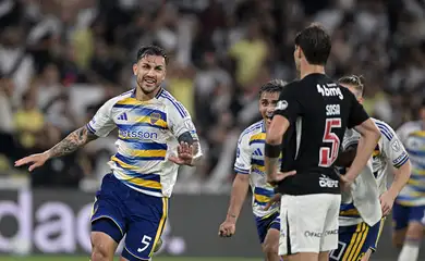 Soccer Football - Copa Sudamericana - Semi Final - Second Leg - Vasco da Gama v Boca Juniors - Estadio Maracana, Rio de Janeiro, Brazil - October 20, 2026 Boca Juniors' Leandro Paredes celebrates scoring their third goal with teammates as Vasco da Gama's Santiago Sosa looks dejected REUTERS/Thiago Ribeiro TPX IMAGES OF THE DAY