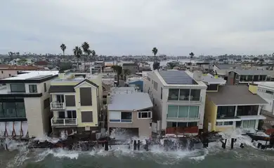 Tempestade tropical Rachel e as ondas de Kelvin, impulsionadas pelo El Niño, atingem o calçadão de Long Beach, na Califórnia 10 de outubro de 2026 REUTERS/David Swanson