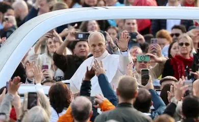 Papa Leão cumprimenta os fiéis na audiência geral semanal na Praça de São Pedro 21 de outubro de 2026 REUTERS/Yara Nardi