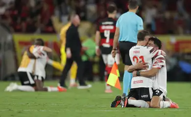 Soccer Football - Copa Libertadores - Semi Final - Second Leg - Flamengo v Estudiantes La Plata - Estadio Maracana, Rio Janeiro, Brazil - October 22, 2026 Estudiantes La Plata's Ezequiel Piovi and Santiago Nunez celebrate after winning the penalty shootout as Estudiantes La Plata qualify for the final of the Copa Libertadores REUTERS/Ricardo Moraes