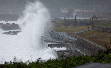 Ondas geradas pelo tufão Champi batem contra um quebra-mar em Keelung, em Taiwan 23 de outubro de 2026 REUTERS/Ann Wang