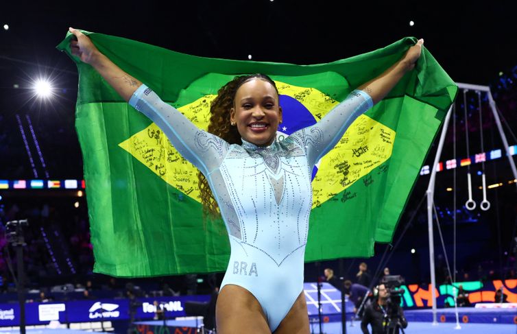 Rebeca Andrade conquista o tricampeonato mundial no salto sobre a mesa