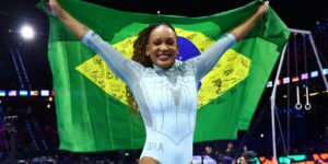Rebeca Andrade conquista o tricampeonato mundial no salto sobre a mesa